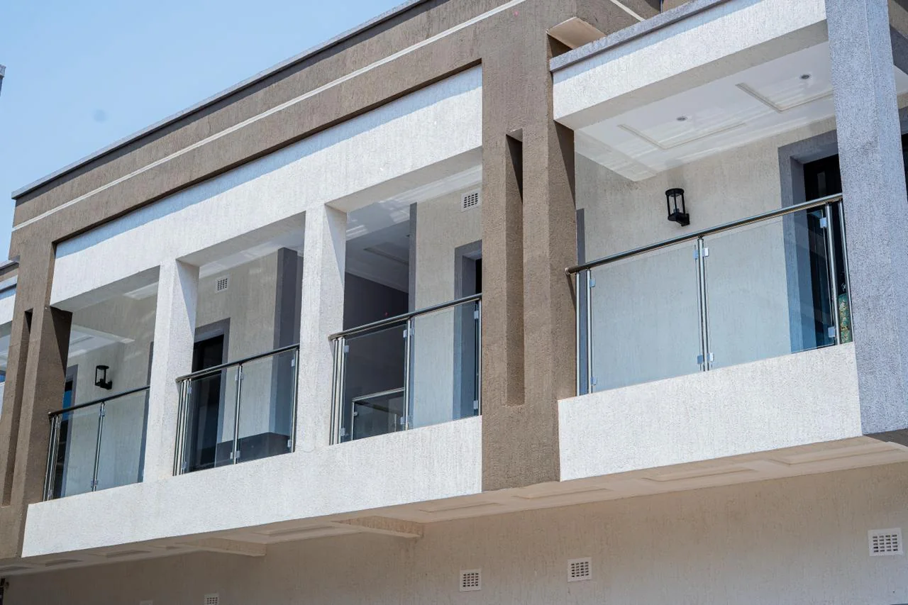 Balcons avec garde-corps vitrés