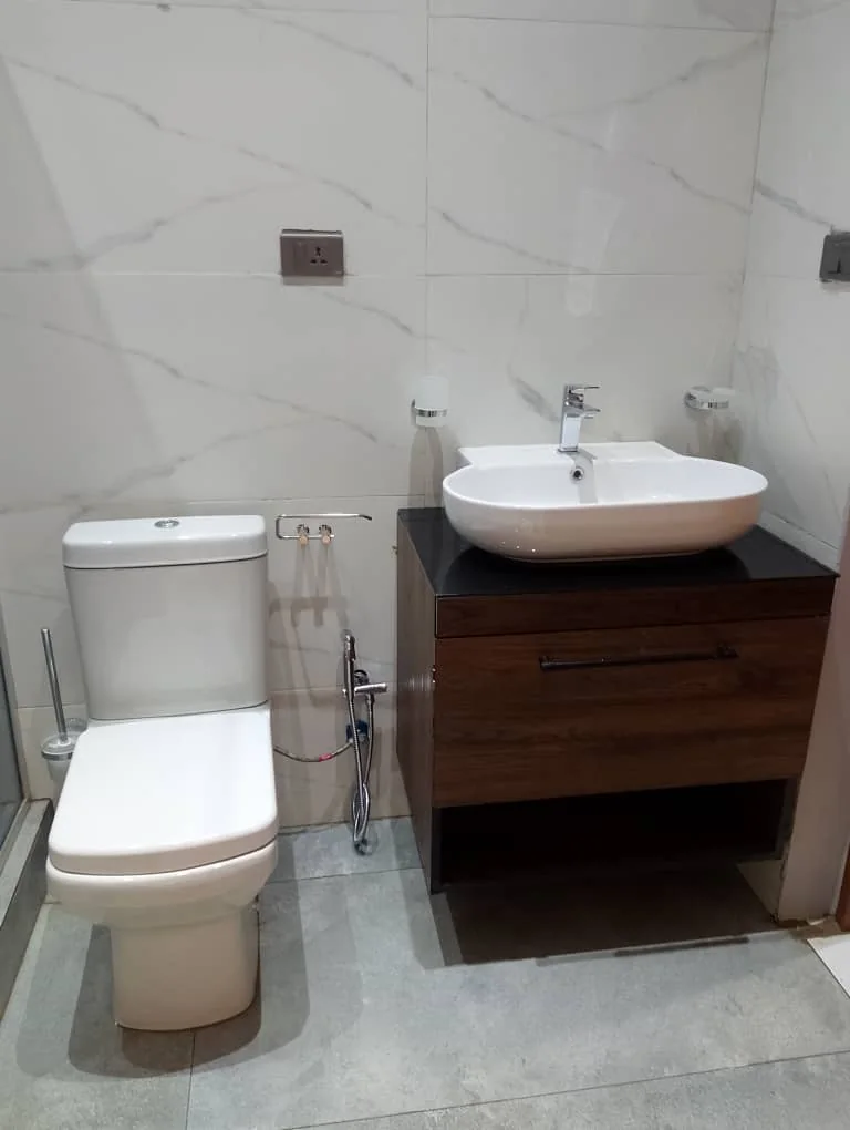 Vasque, meuble en bois et sanitaires