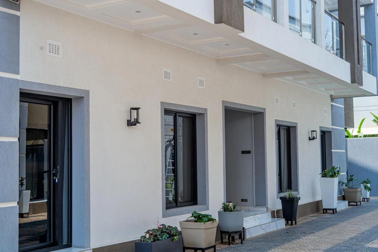 Les entrées des appartements autour de la cour