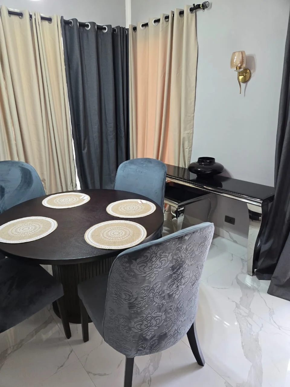 Un coin repas avec quatre places