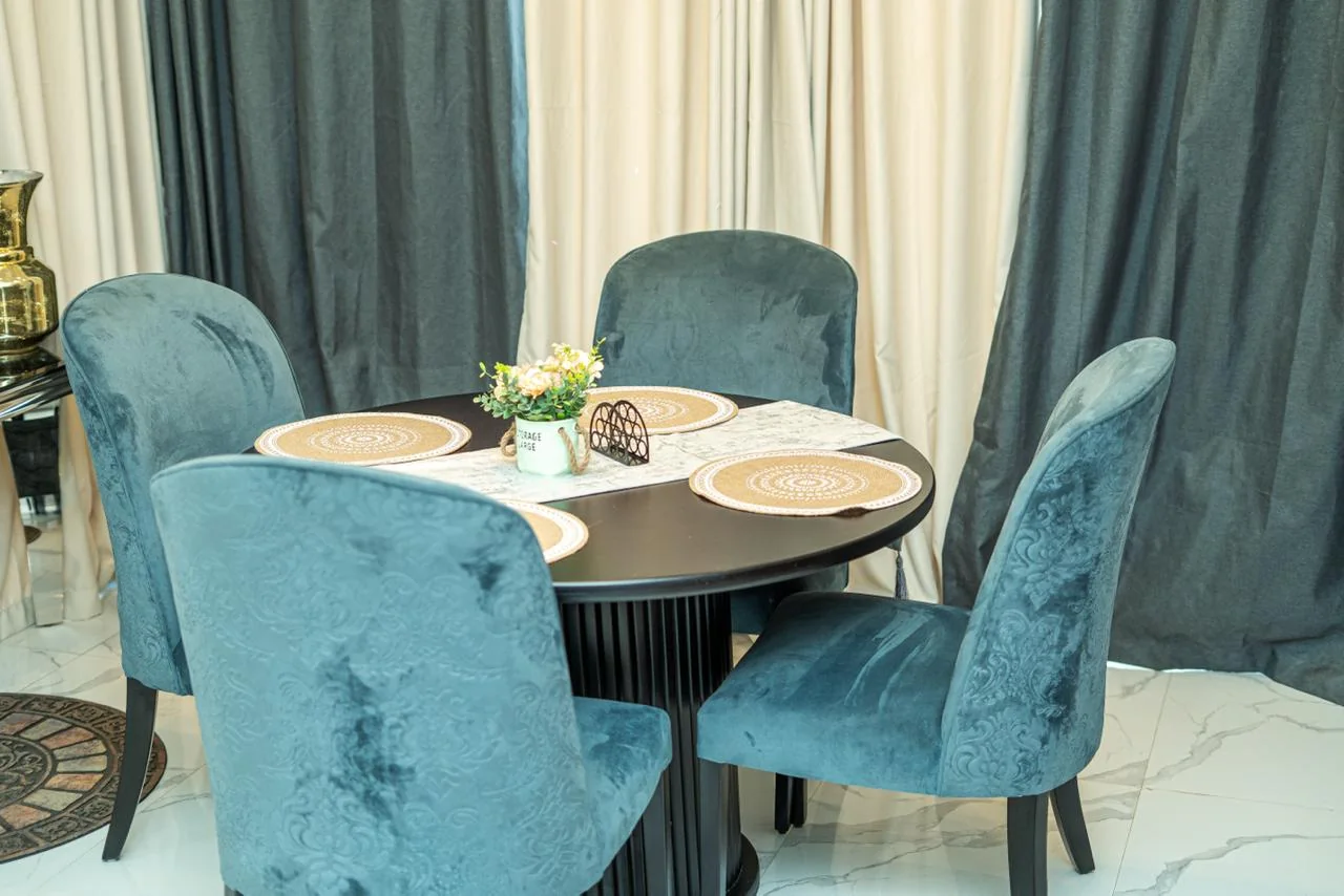 Table à manger et fauteuils bleus