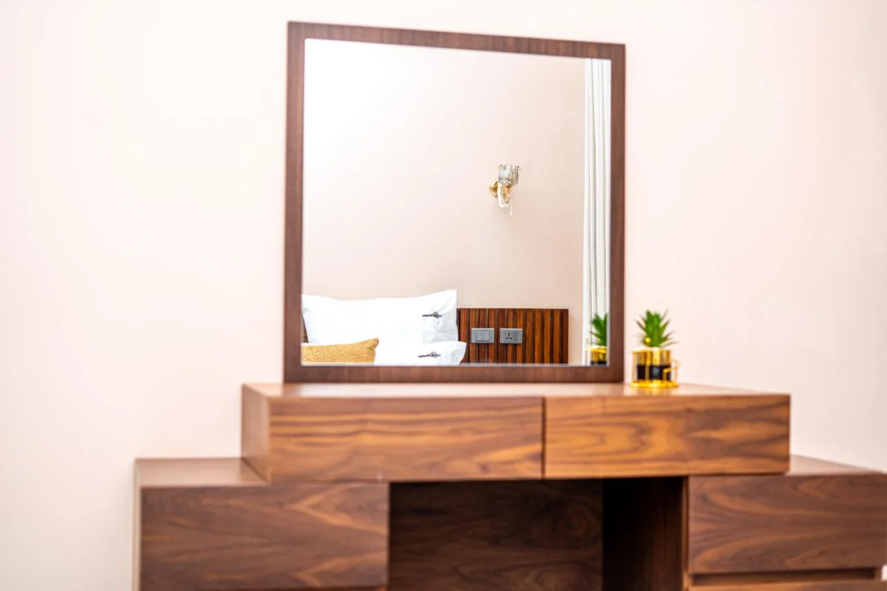 Coiffeuse et miroir dans la chambre
