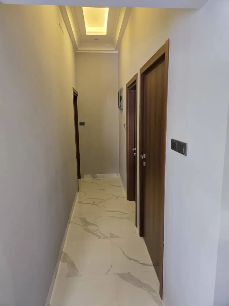 Couloir intérieur et portes en bois