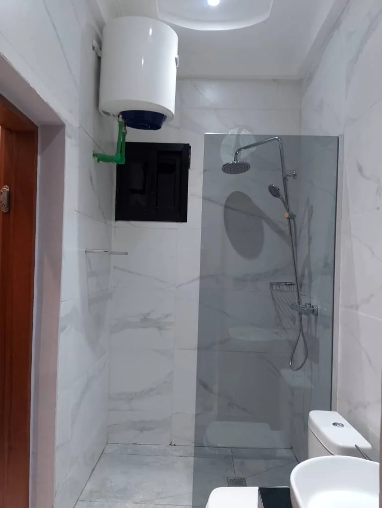Douche vitrée et carrelage effet marbre